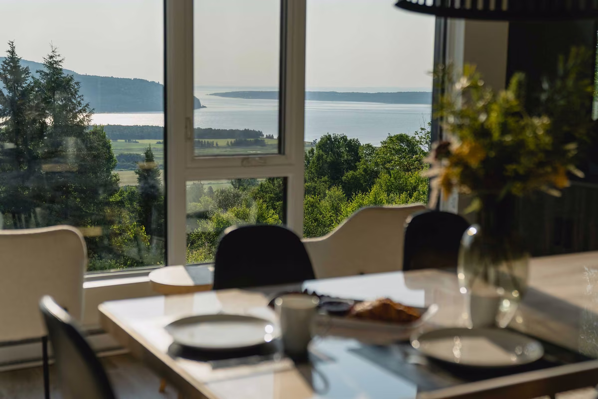 Salle à manger du condo 211 à aire ouverte, Aurea Charlevoix