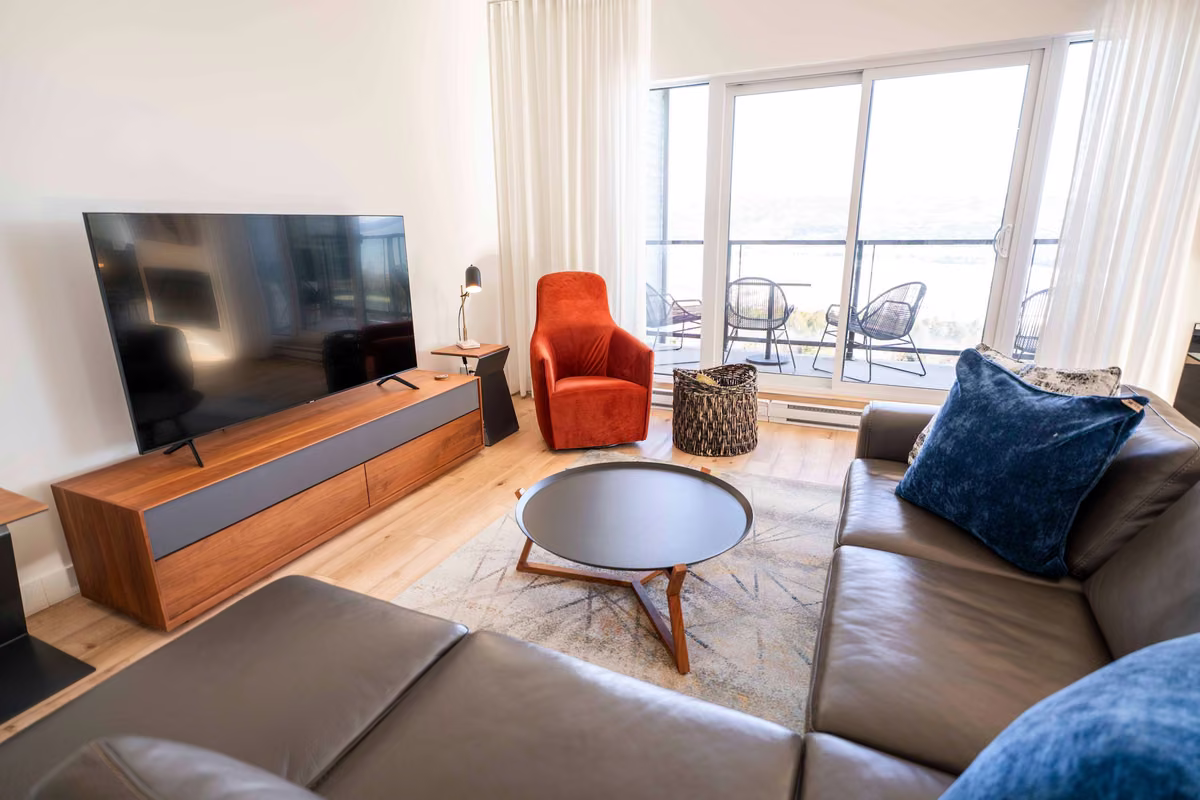 Salon du condo 301 avec vue sur le fleuve Saint-Laurent, Aurea Charlevoix