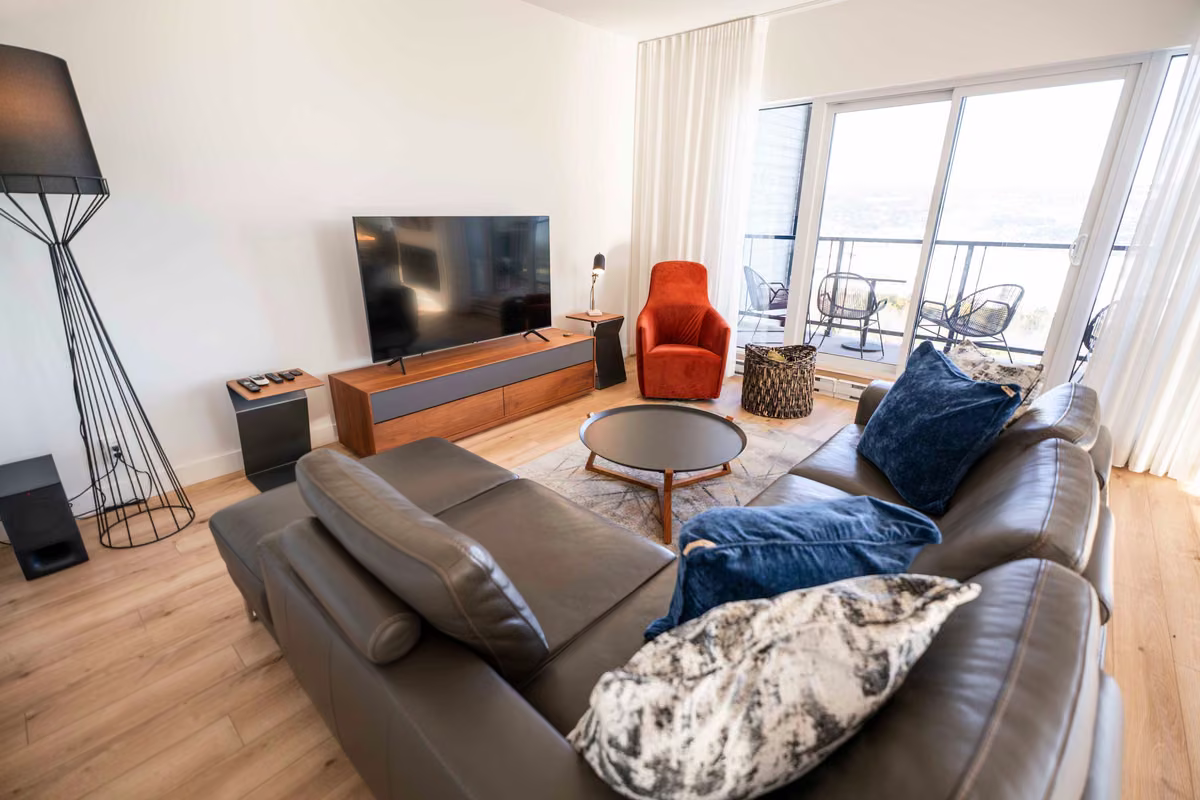 Salon du condo 301 avec vue sur le fleuve Saint-Laurent, Aurea Charlevoix