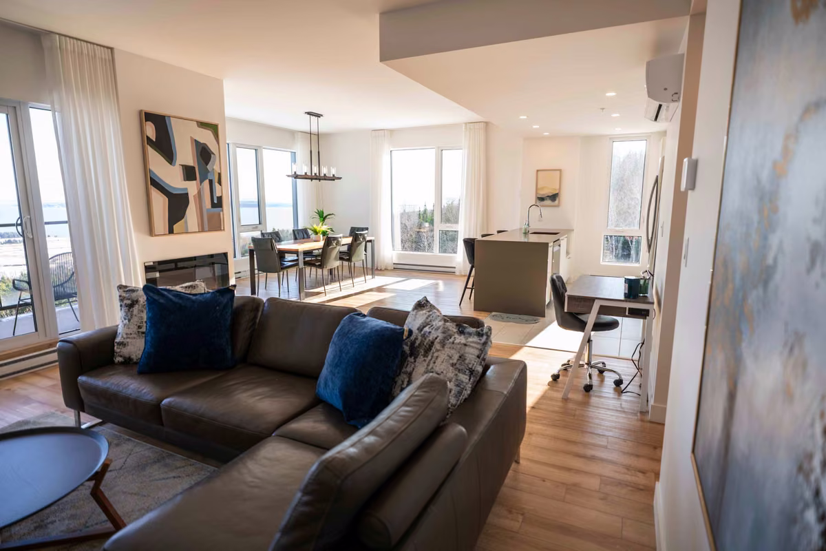 Salon du condo 301 avec vue sur le fleuve Saint-Laurent, Aurea Charlevoix