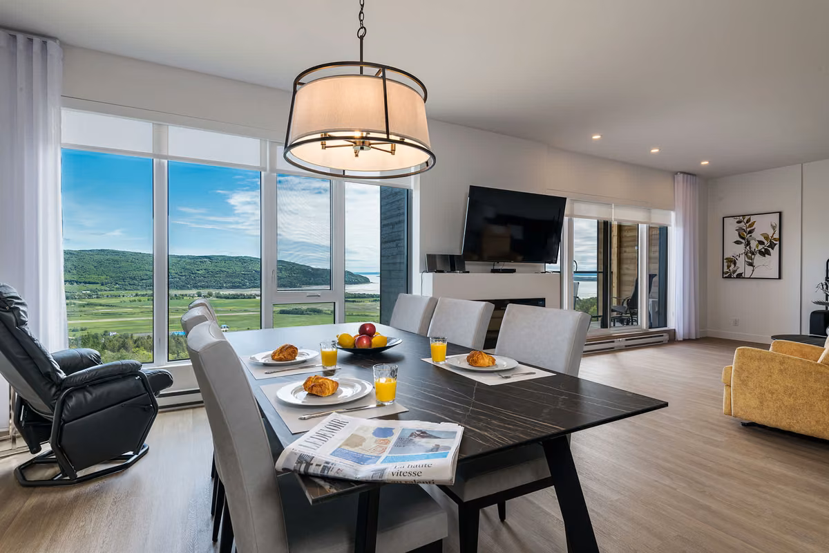 Salle à manger du condo 302 à aire ouverte, Aurea Charlevoix