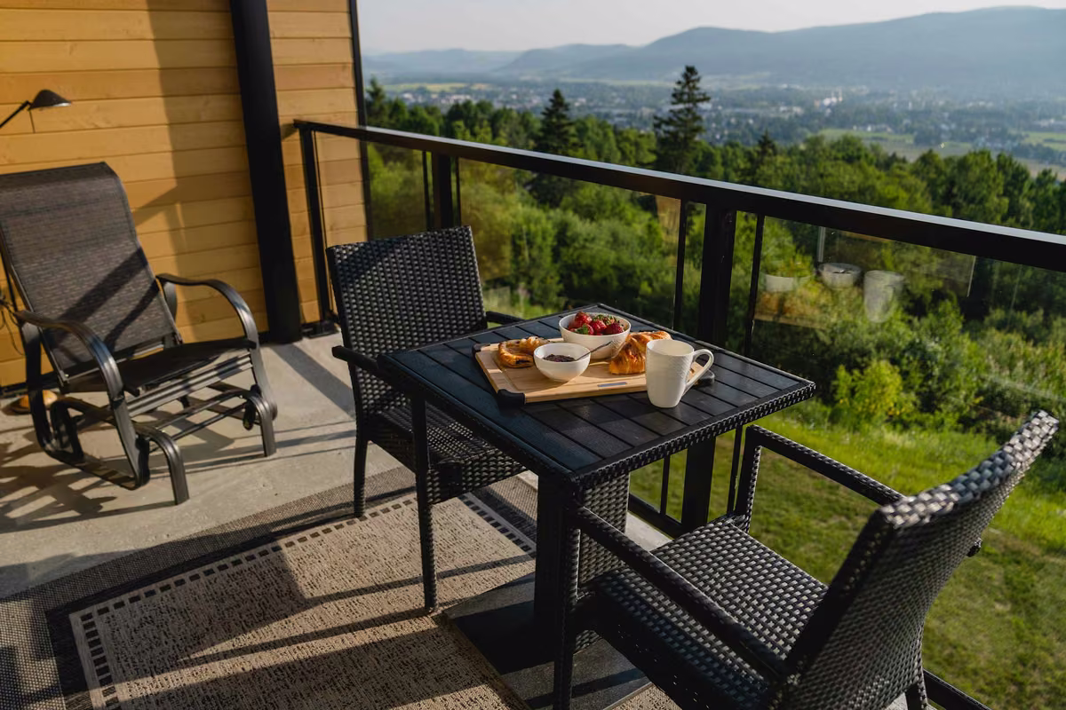 Terrasse privée du condo 302 avec vue sur Charlevoix, Aurea Charlevoix