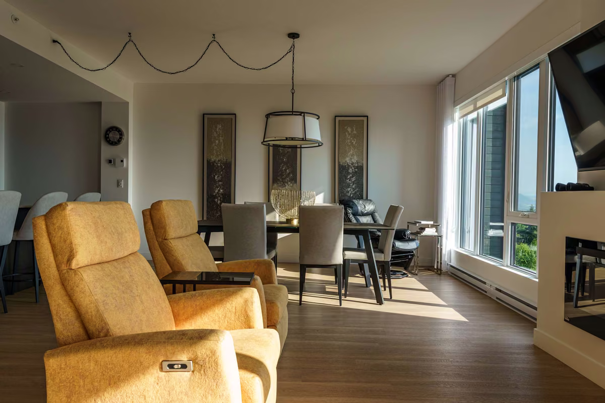 Salon du condo 302 avec vue sur le fleuve Saint-Laurent, Aurea Charlevoix