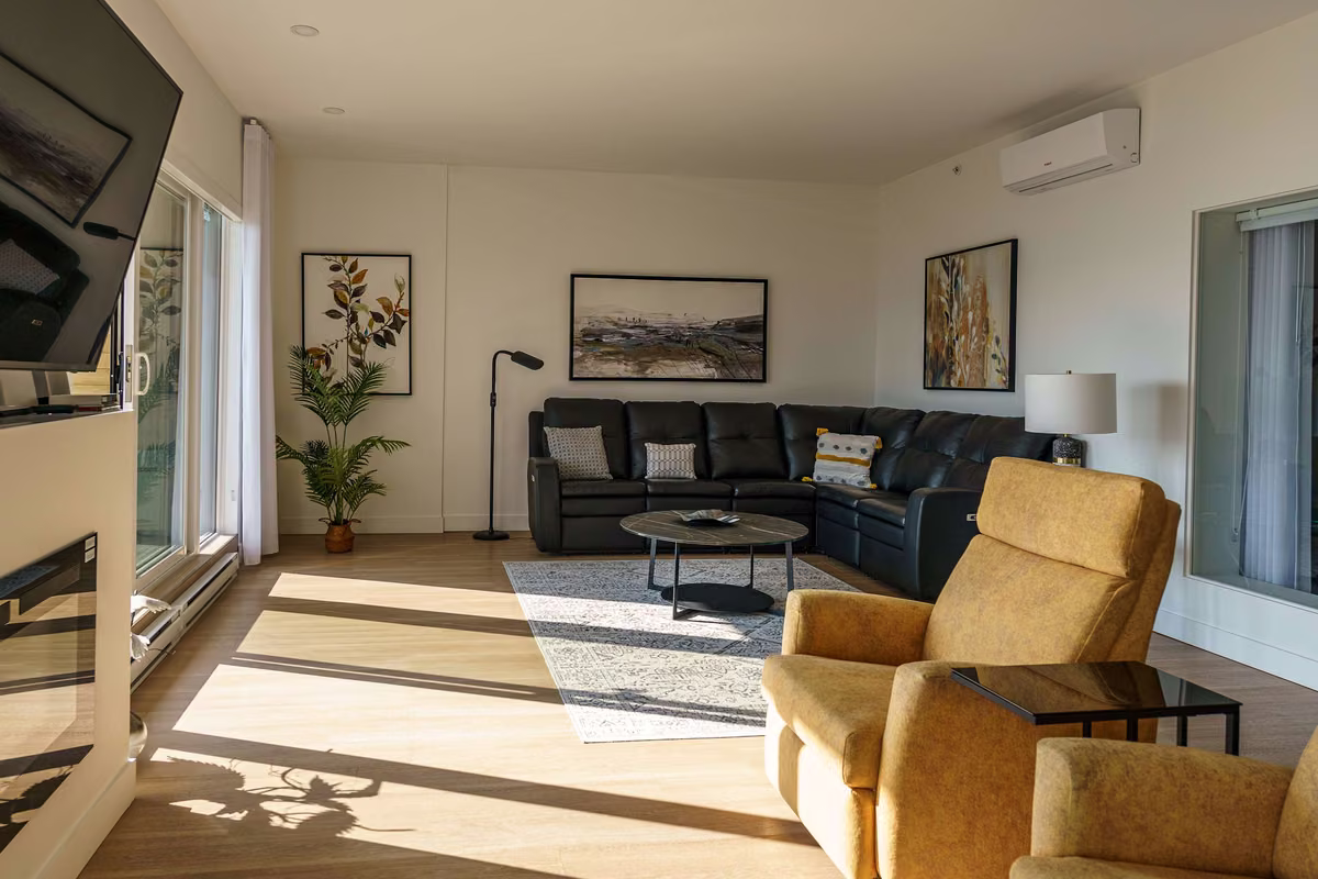 Salon du condo 302 avec vue sur le fleuve Saint-Laurent, Aurea Charlevoix