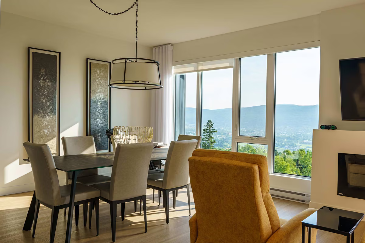 Salon du condo 302 avec vue sur le fleuve Saint-Laurent, Aurea Charlevoix