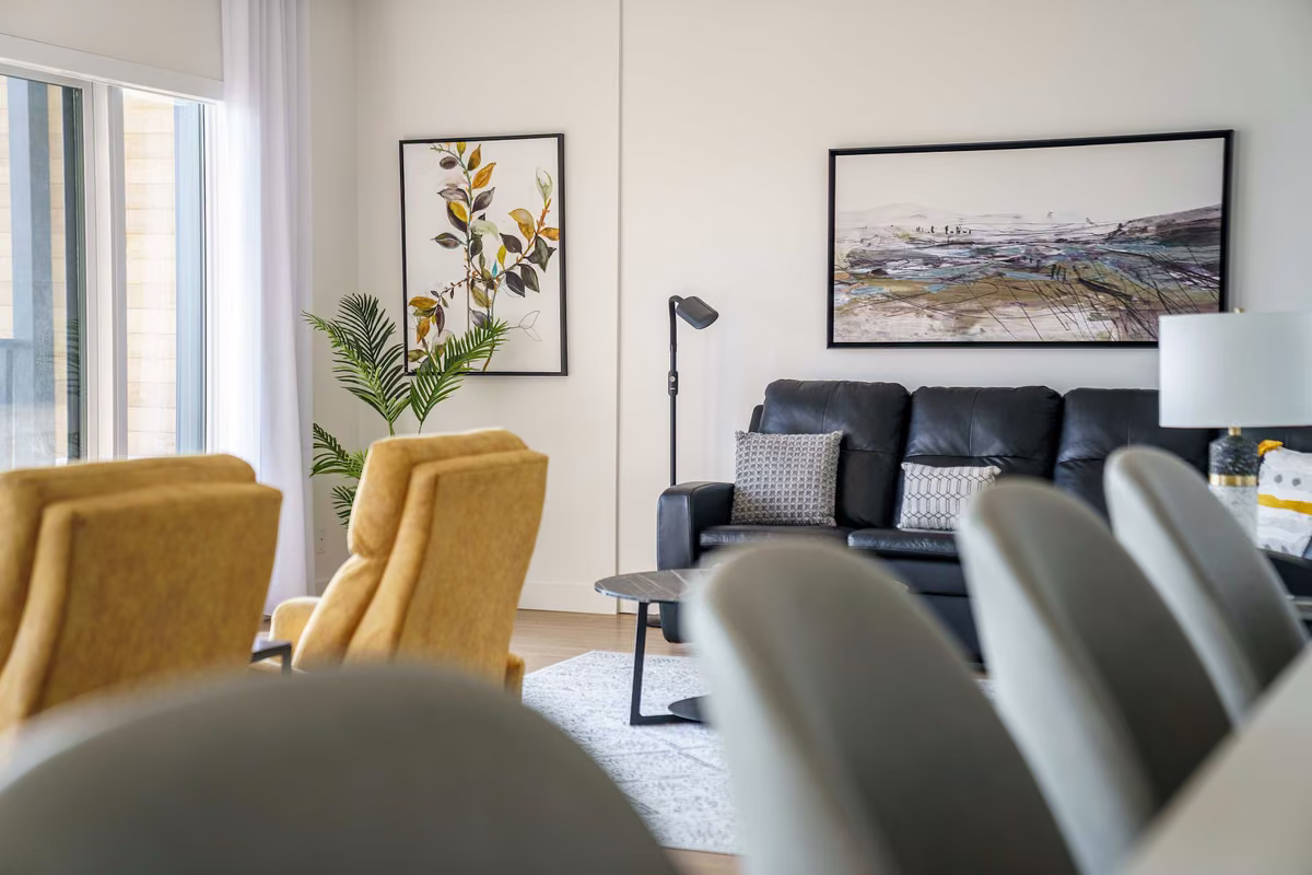 Salon du condo 302 avec vue sur le fleuve Saint-Laurent, Aurea Charlevoix