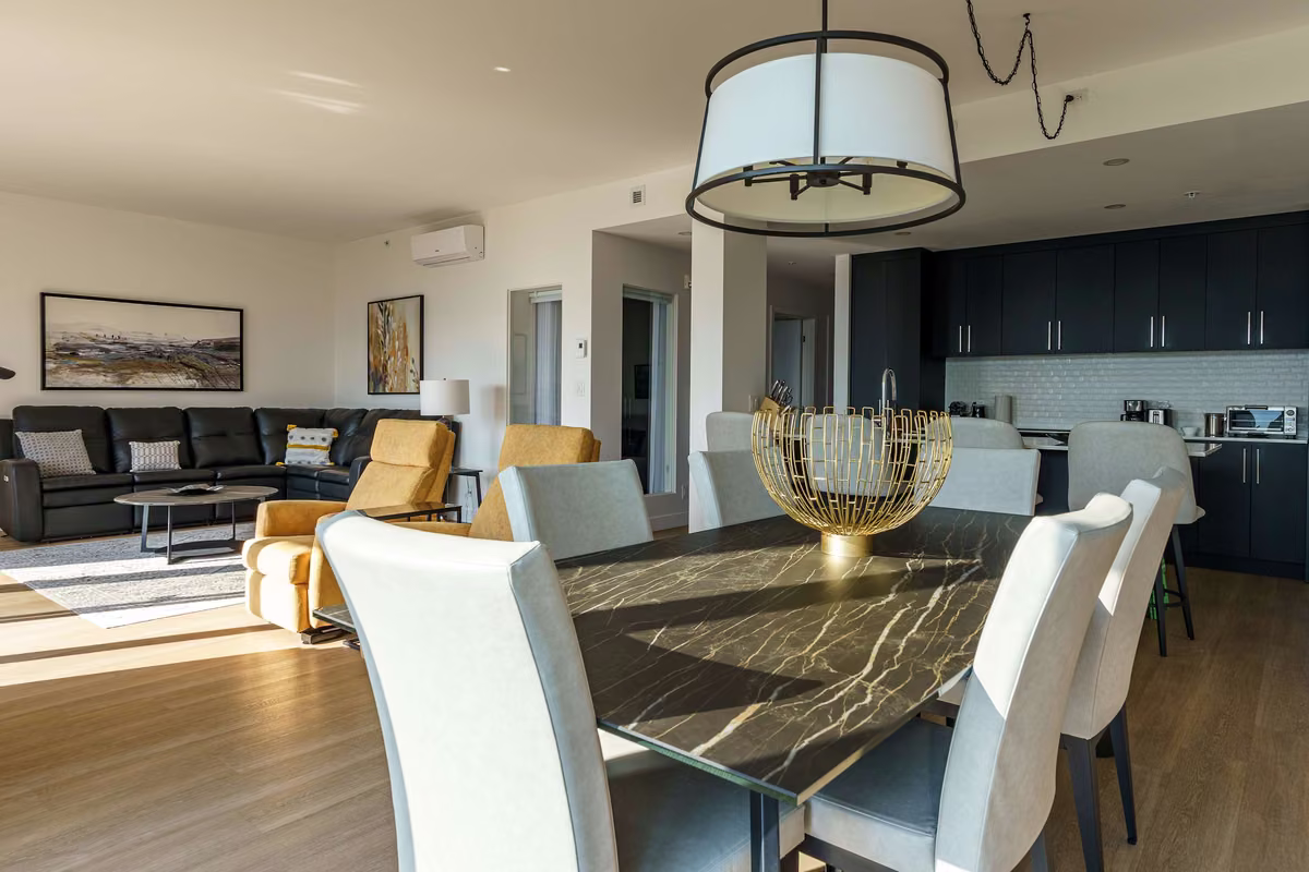 Salle à manger du condo 302 à aire ouverte, Aurea Charlevoix