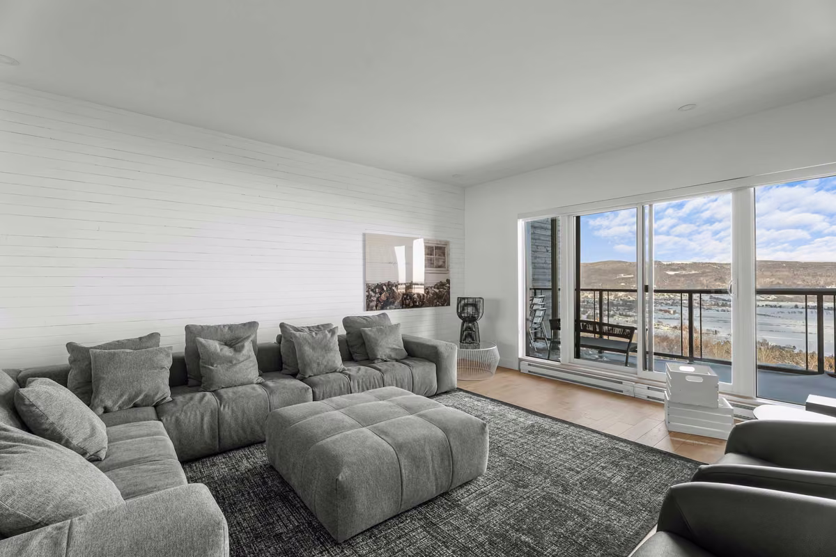 Salon du condo 303 avec vue sur le fleuve Saint-Laurent, Aurea Charlevoix