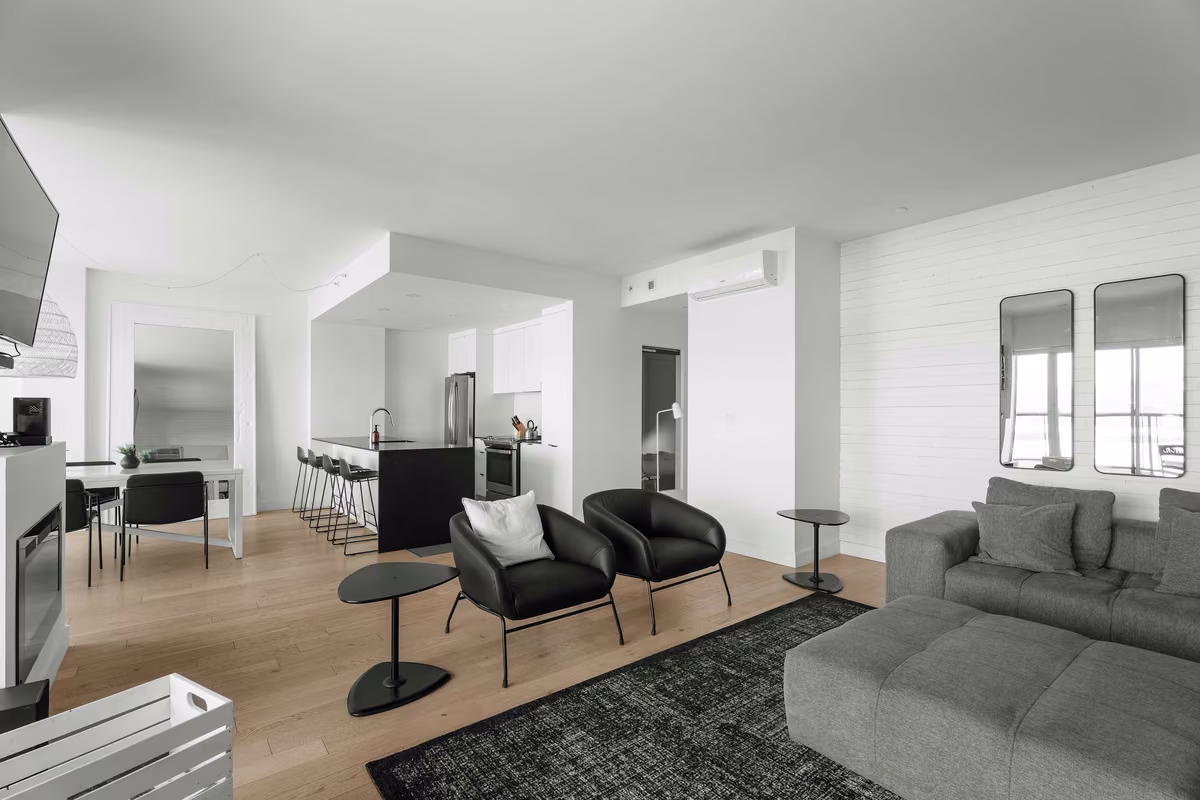 Salon du condo 303 avec vue sur le fleuve Saint-Laurent, Aurea Charlevoix