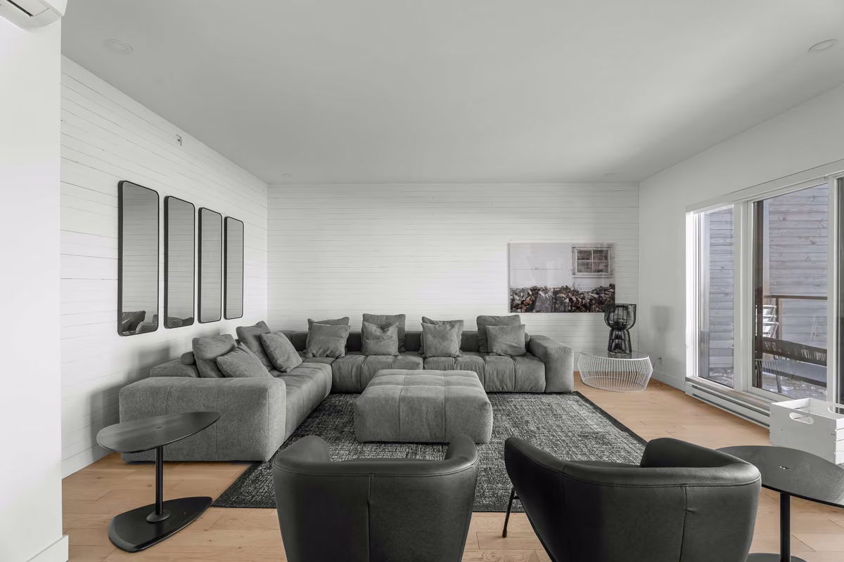 Salon du condo 303 avec vue sur le fleuve Saint-Laurent, Aurea Charlevoix