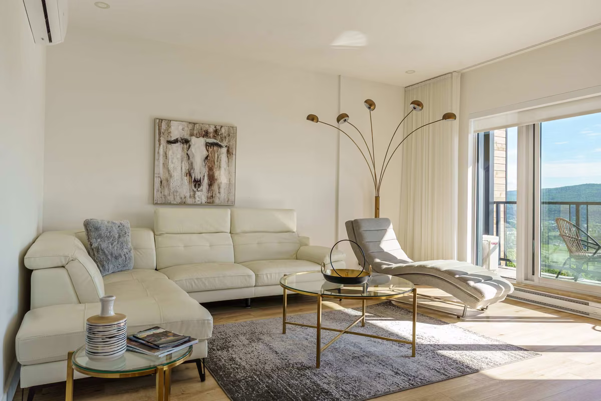 Salon du condo 304 avec vue sur le fleuve Saint-Laurent, Aurea Charlevoix