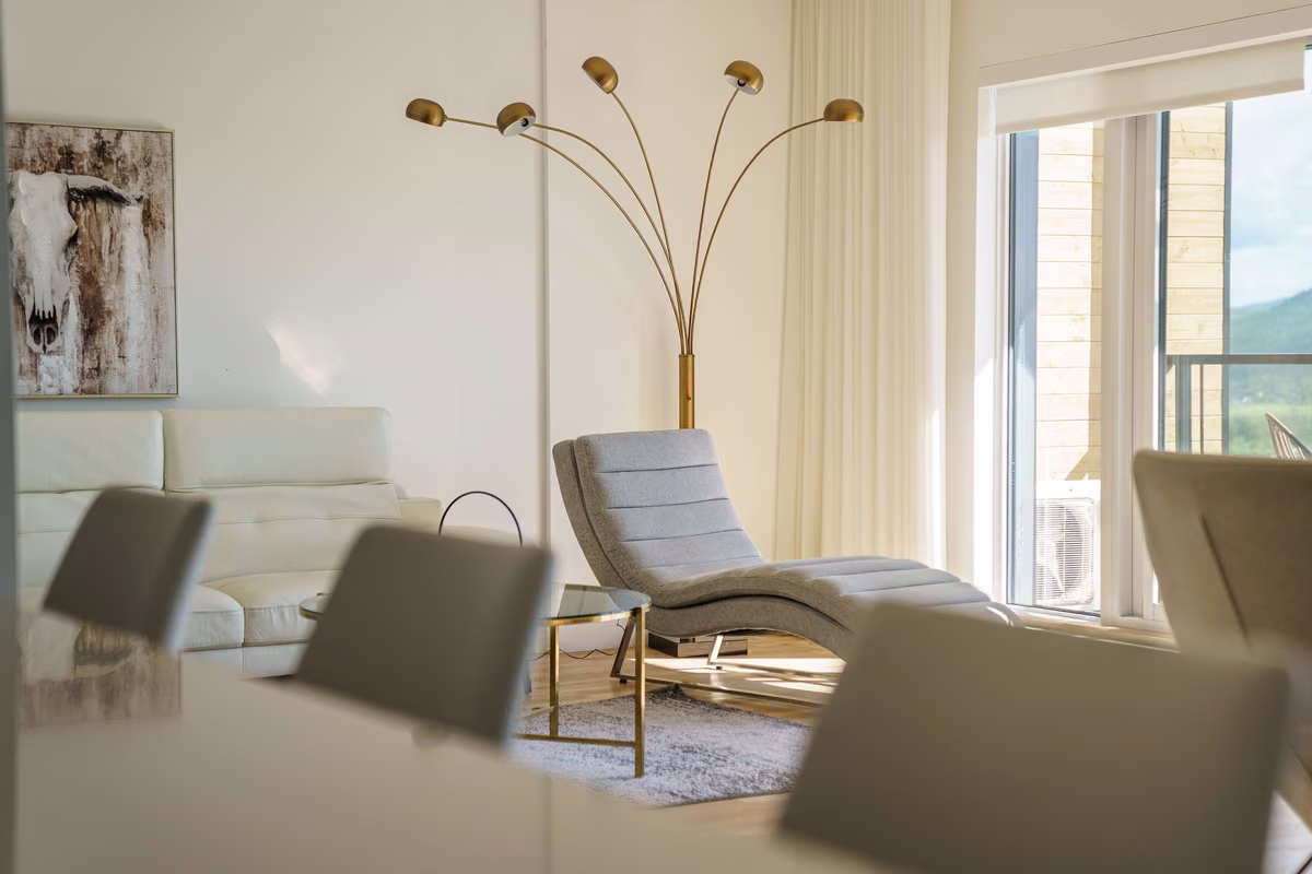 Salon du condo 304 avec vue sur le fleuve Saint-Laurent, Aurea Charlevoix
