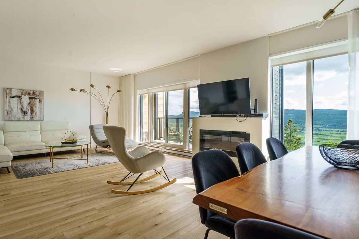 Salon du condo 304 avec vue sur le fleuve Saint-Laurent, Aurea Charlevoix
