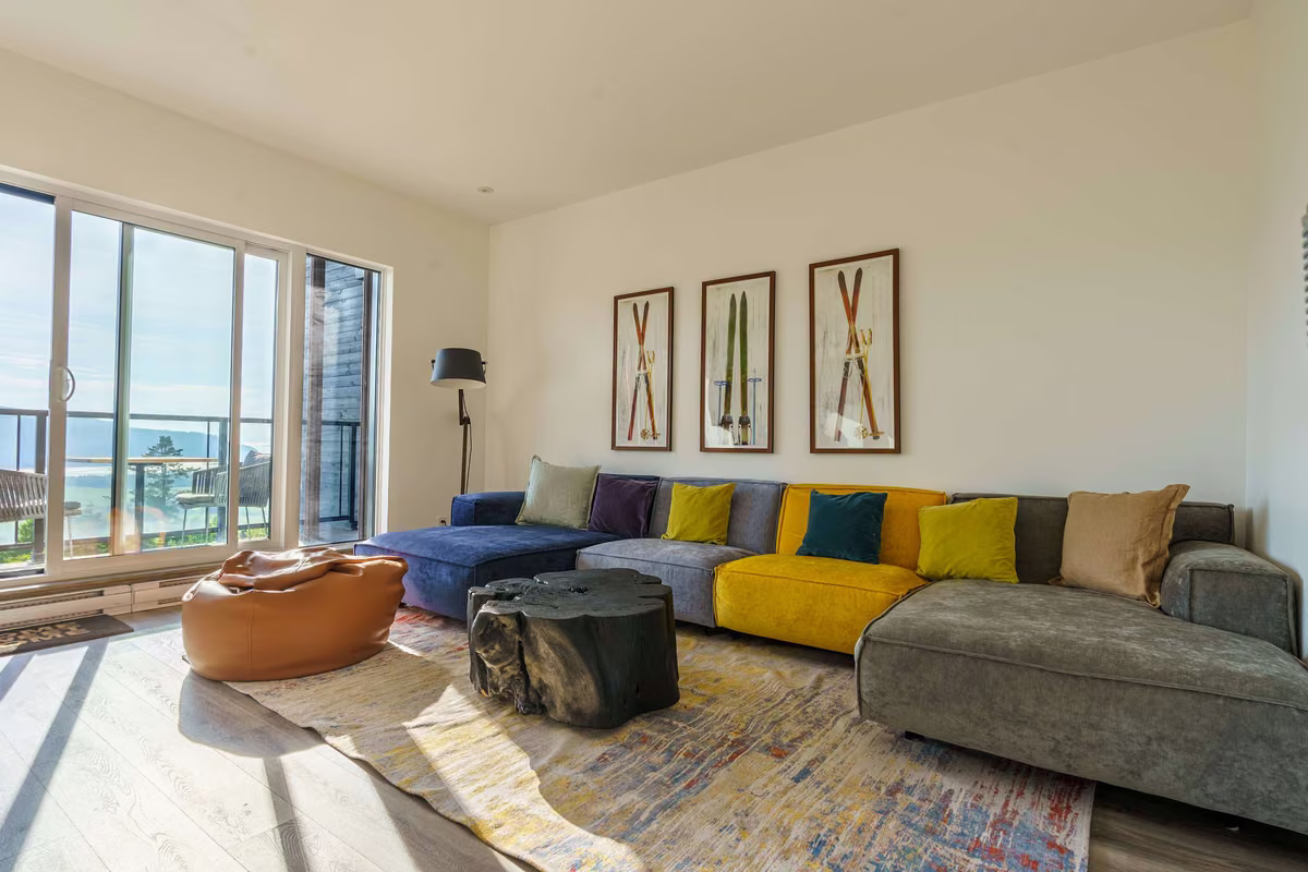 Salon du condo 307 avec vue sur le fleuve Saint-Laurent, Aurea Charlevoix