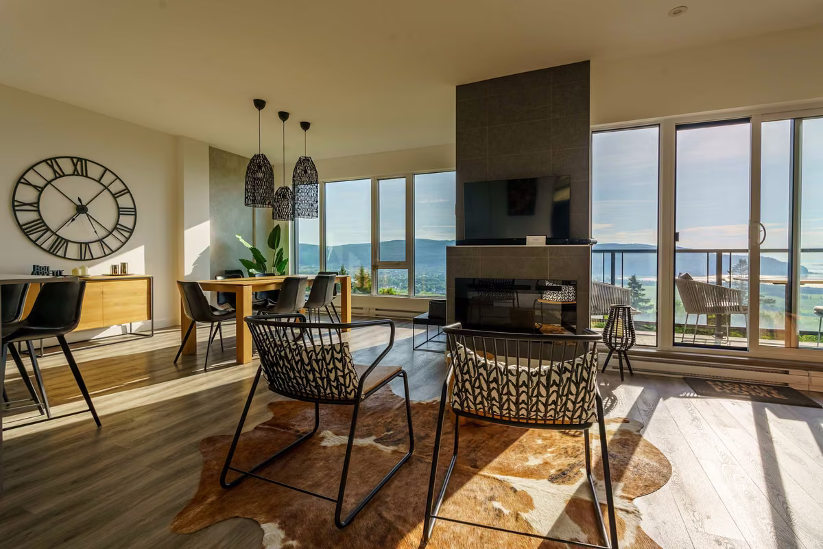Salon du condo 307 avec vue sur le fleuve Saint-Laurent, Aurea Charlevoix