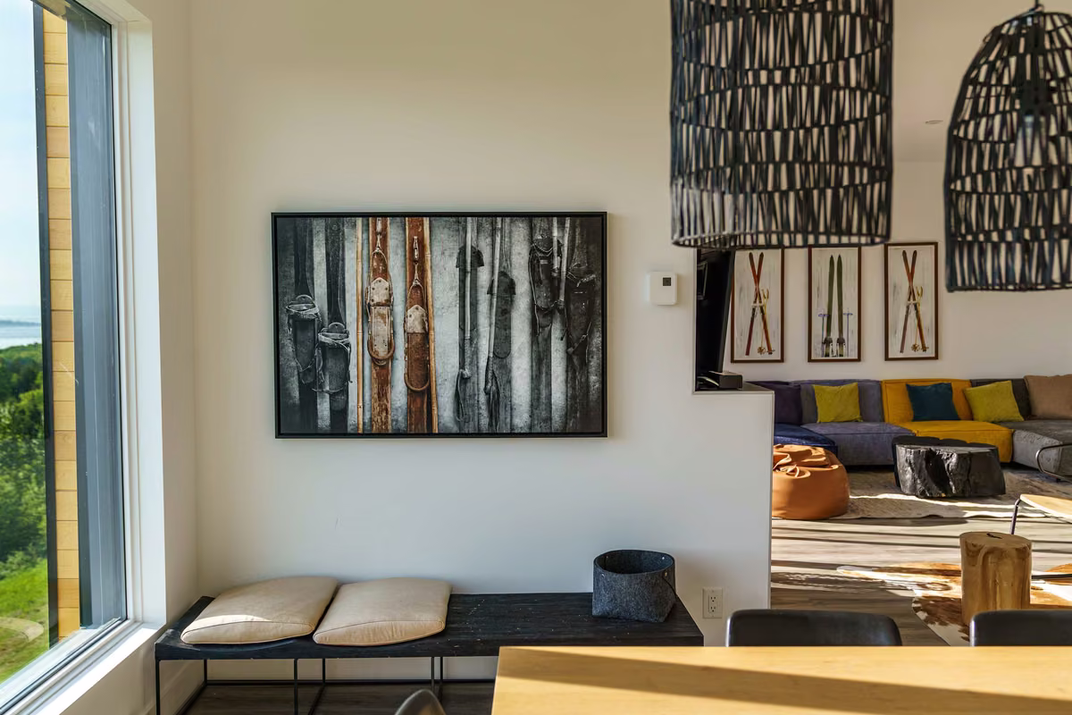 Salon du condo 307 avec vue sur le fleuve Saint-Laurent, Aurea Charlevoix