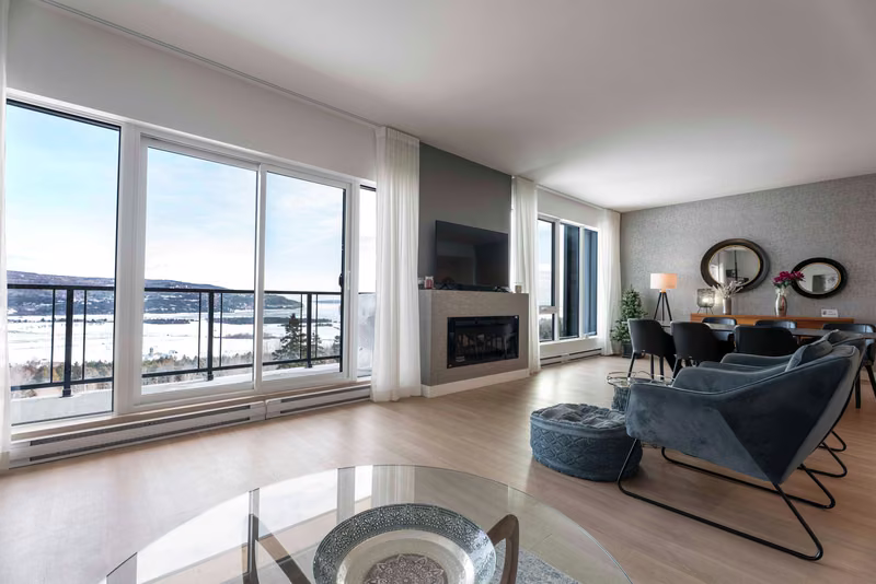 Salon du condo 308 avec vue sur le fleuve Saint-Laurent, Aurea Charlevoix