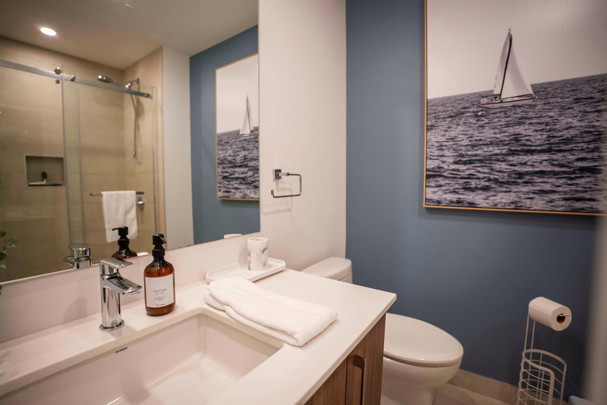 Salon du condo 308 avec vue sur le fleuve Saint-Laurent, Aurea Charlevoix