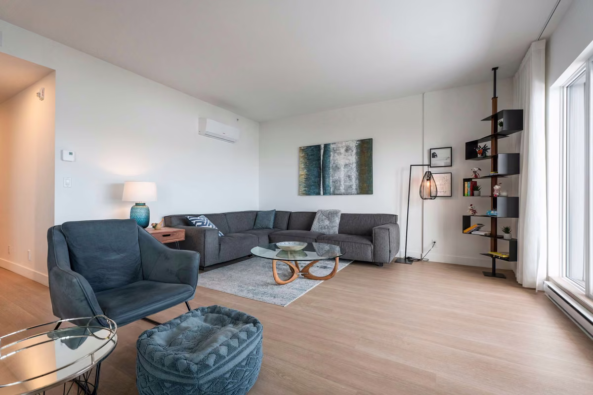 Salon du condo 308 avec vue sur le fleuve Saint-Laurent, Aurea Charlevoix