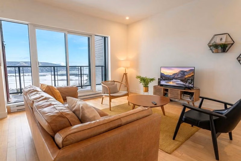 Salon du condo 309 avec vue sur le fleuve Saint-Laurent, Aurea Charlevoix