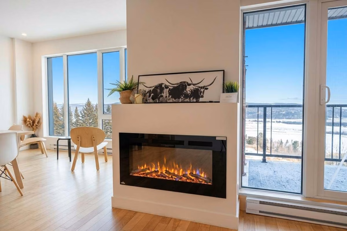 Salon du condo 309 avec vue sur le fleuve Saint-Laurent, Aurea Charlevoix