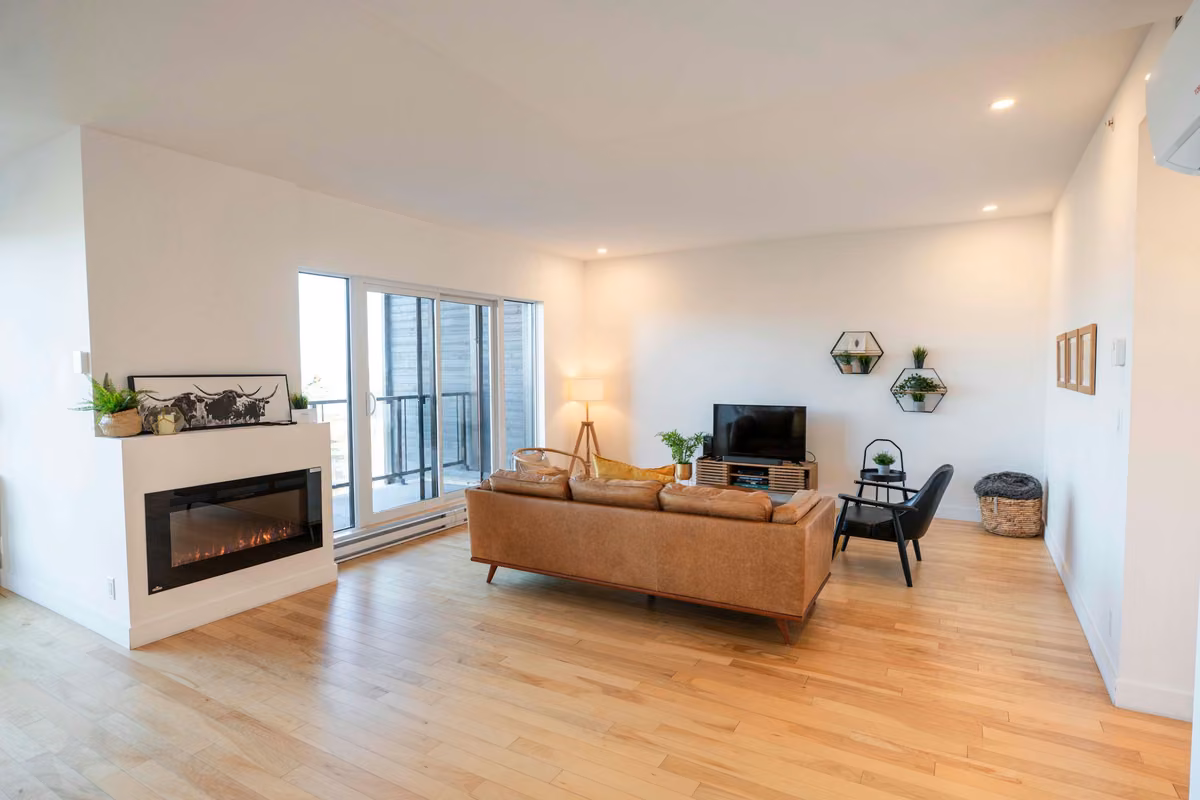 Salon du condo 309 avec vue sur le fleuve Saint-Laurent, Aurea Charlevoix