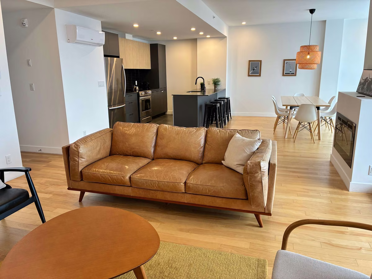 Salon du condo 309 avec vue sur le fleuve Saint-Laurent, Aurea Charlevoix