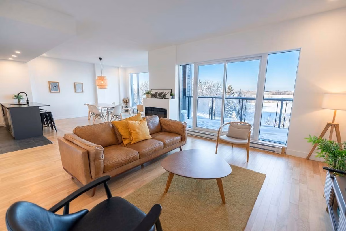 Salon du condo 309 avec vue sur le fleuve Saint-Laurent, Aurea Charlevoix