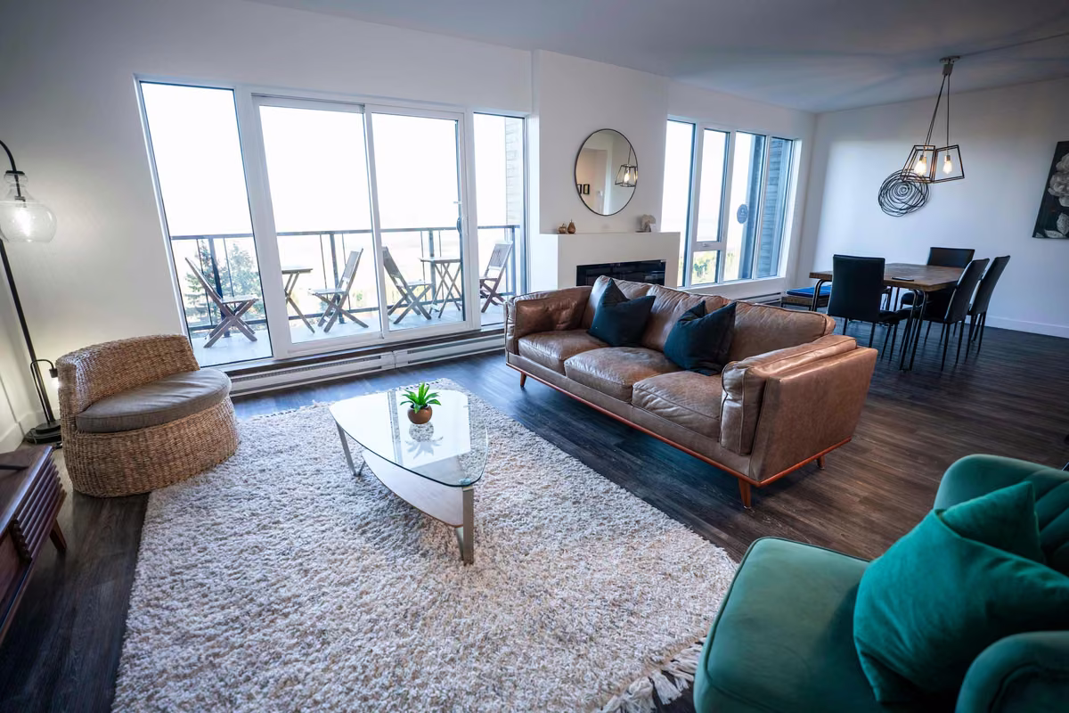Salon du condo 310 avec vue sur le fleuve Saint-Laurent, Aurea Charlevoix