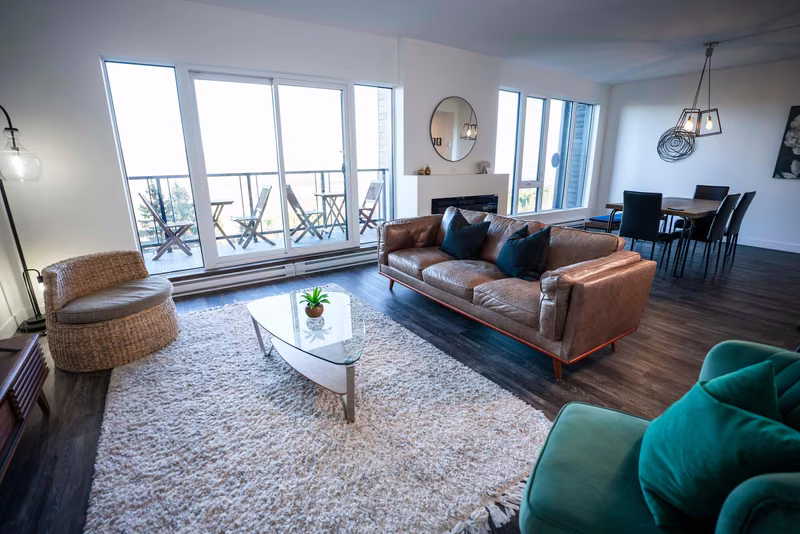 Salon du condo 310 avec vue sur le fleuve Saint-Laurent, Aurea Charlevoix