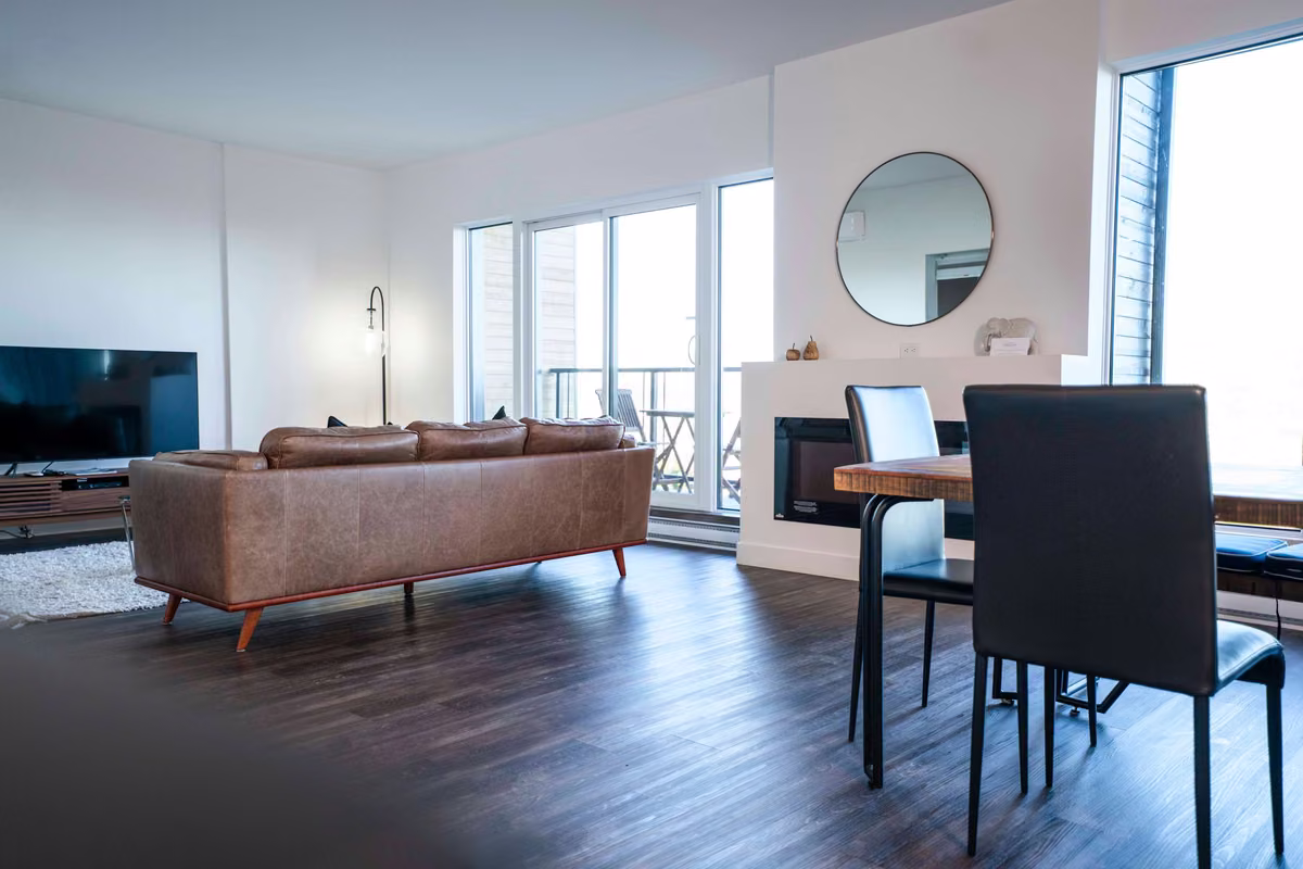 Salon du condo 310 avec vue sur le fleuve Saint-Laurent, Aurea Charlevoix
