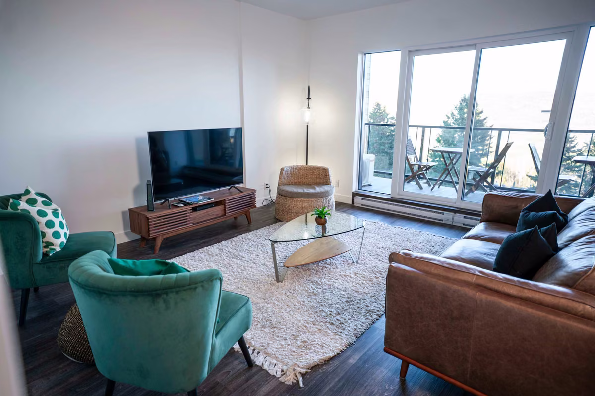 Salon du condo 310 avec vue sur le fleuve Saint-Laurent, Aurea Charlevoix
