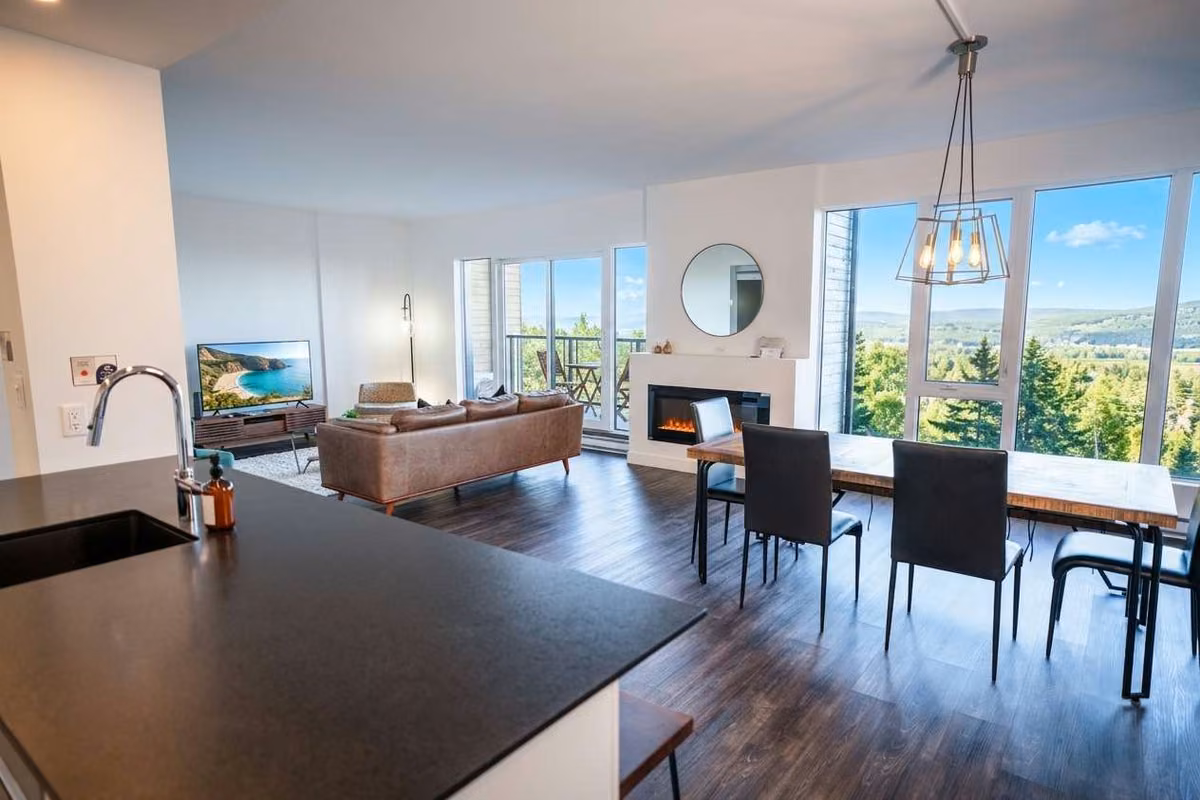 Salon du condo 310 avec vue sur le fleuve Saint-Laurent, Aurea Charlevoix
