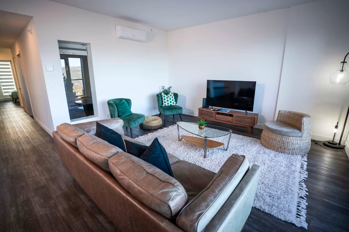 Salon du condo 310 avec vue sur le fleuve Saint-Laurent, Aurea Charlevoix