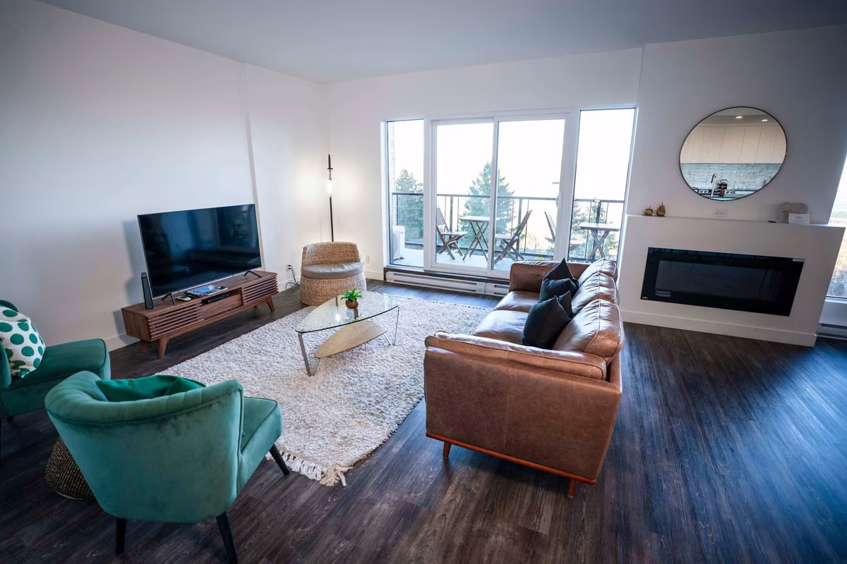 Salon du condo 310 avec vue sur le fleuve Saint-Laurent, Aurea Charlevoix
