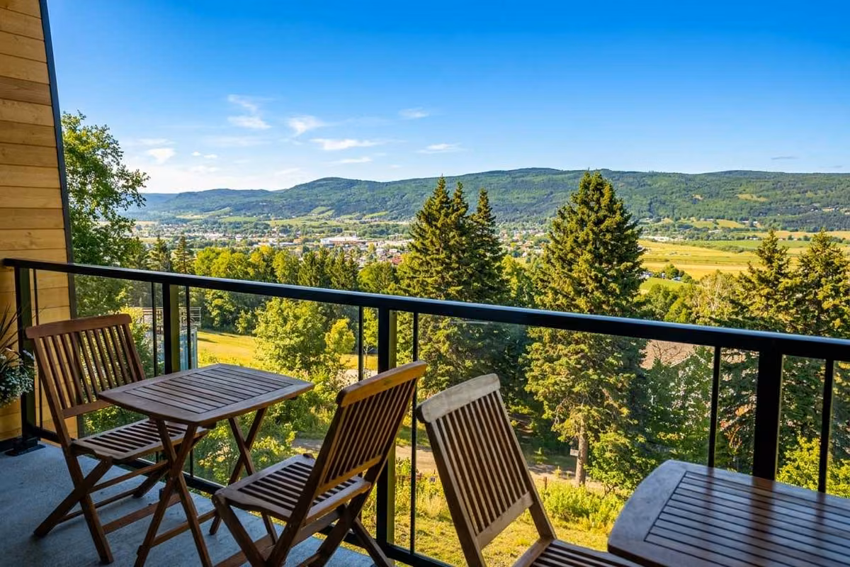 Terrasse privée du condo 310 avec vue sur Charlevoix, Aurea Charlevoix