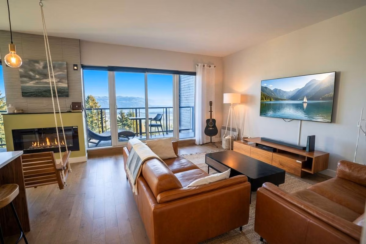 Salon du condo 311 avec vue sur le fleuve Saint-Laurent, Aurea Charlevoix