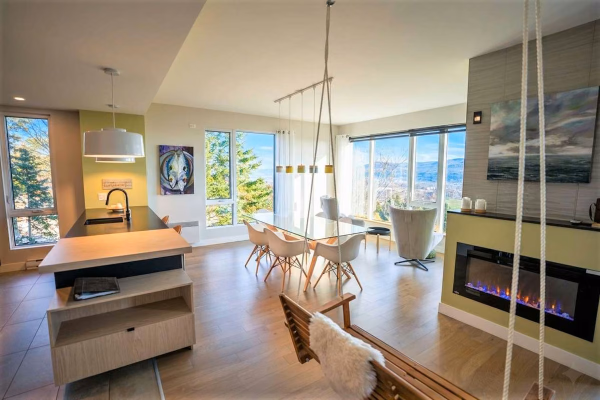 Salon du condo 311 avec vue sur le fleuve Saint-Laurent, Aurea Charlevoix