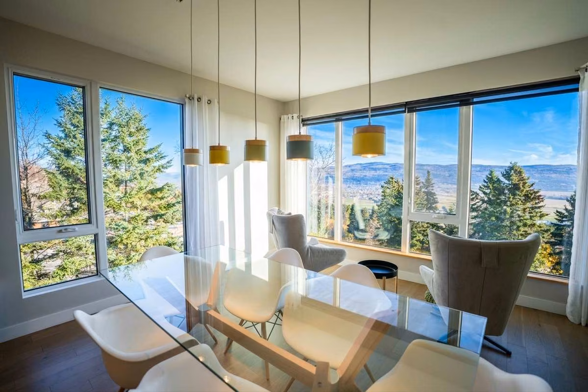 Salon du condo 311 avec vue sur le fleuve Saint-Laurent, Aurea Charlevoix