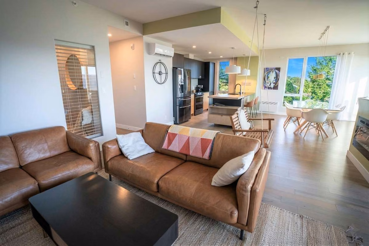 Salon du condo 311 avec vue sur le fleuve Saint-Laurent, Aurea Charlevoix