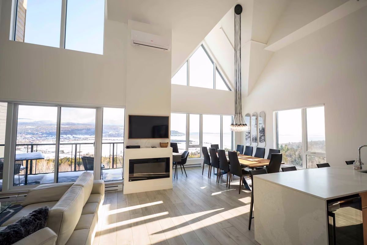 Salon du condo 401 avec vue sur le fleuve Saint-Laurent, Aurea Charlevoix