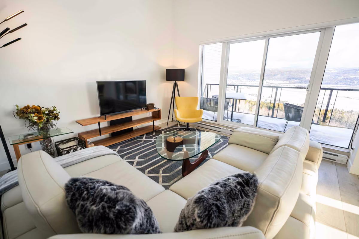 Salon du condo 401 avec vue sur le fleuve Saint-Laurent, Aurea Charlevoix