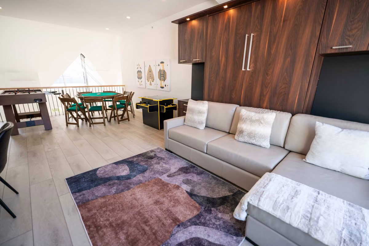 Salon du condo 401 avec vue sur le fleuve Saint-Laurent, Aurea Charlevoix