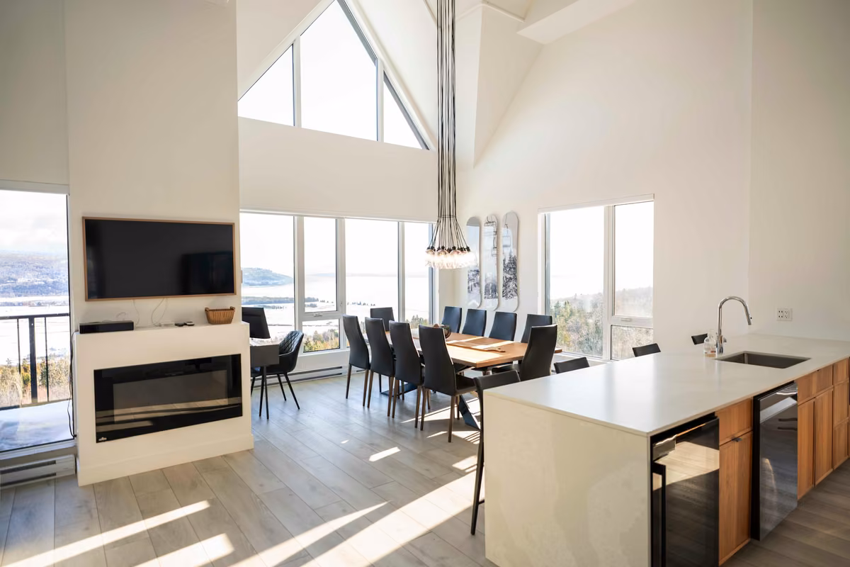 Salon du condo 401 avec vue sur le fleuve Saint-Laurent, Aurea Charlevoix