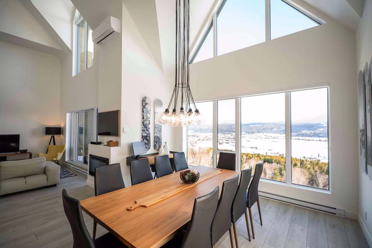 Salon du condo 401 avec vue sur le fleuve Saint-Laurent, Aurea Charlevoix