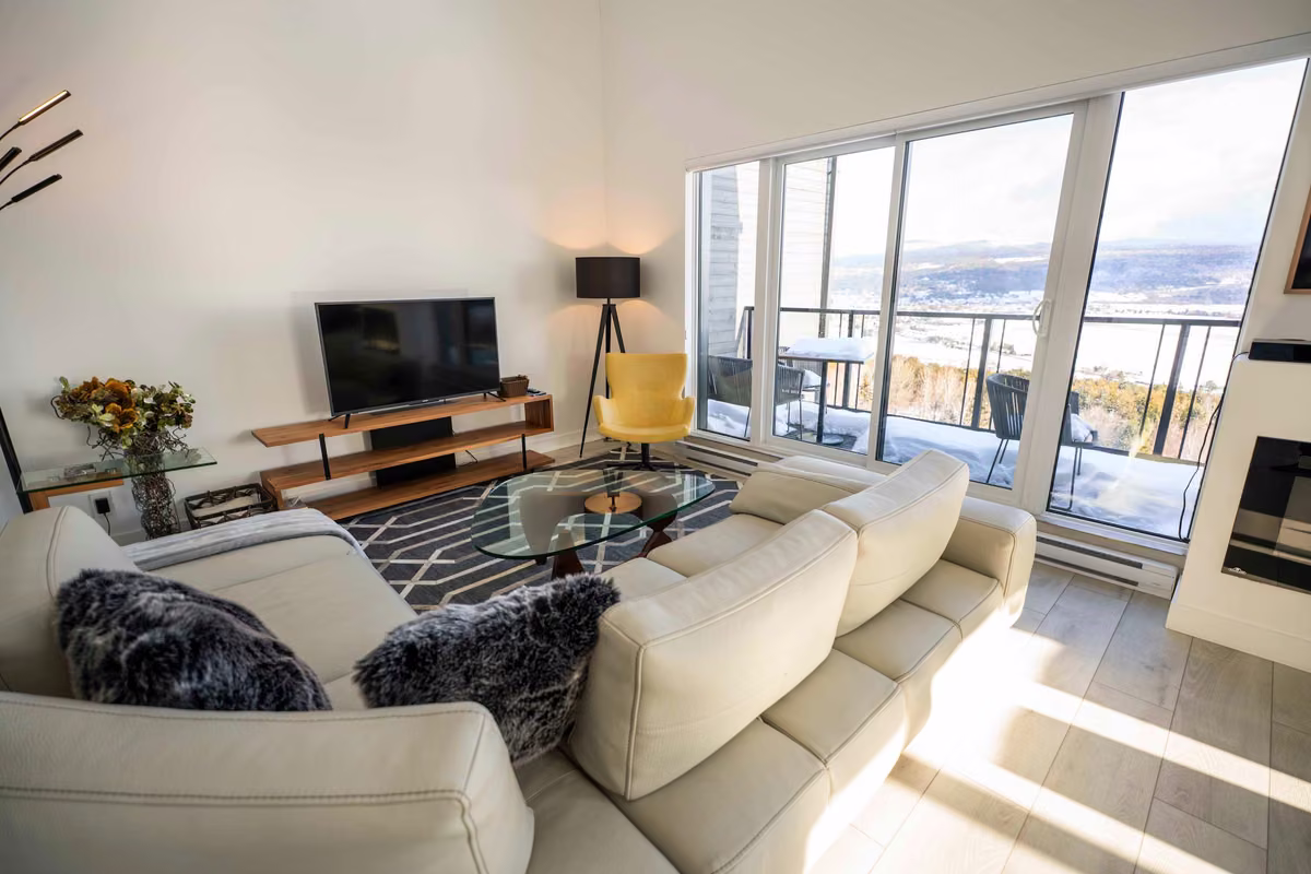 Salon du condo 401 avec vue sur le fleuve Saint-Laurent, Aurea Charlevoix