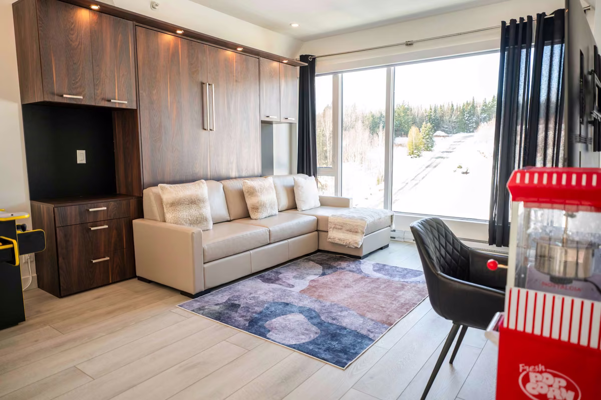 Salon du condo 401 avec vue sur le fleuve Saint-Laurent, Aurea Charlevoix