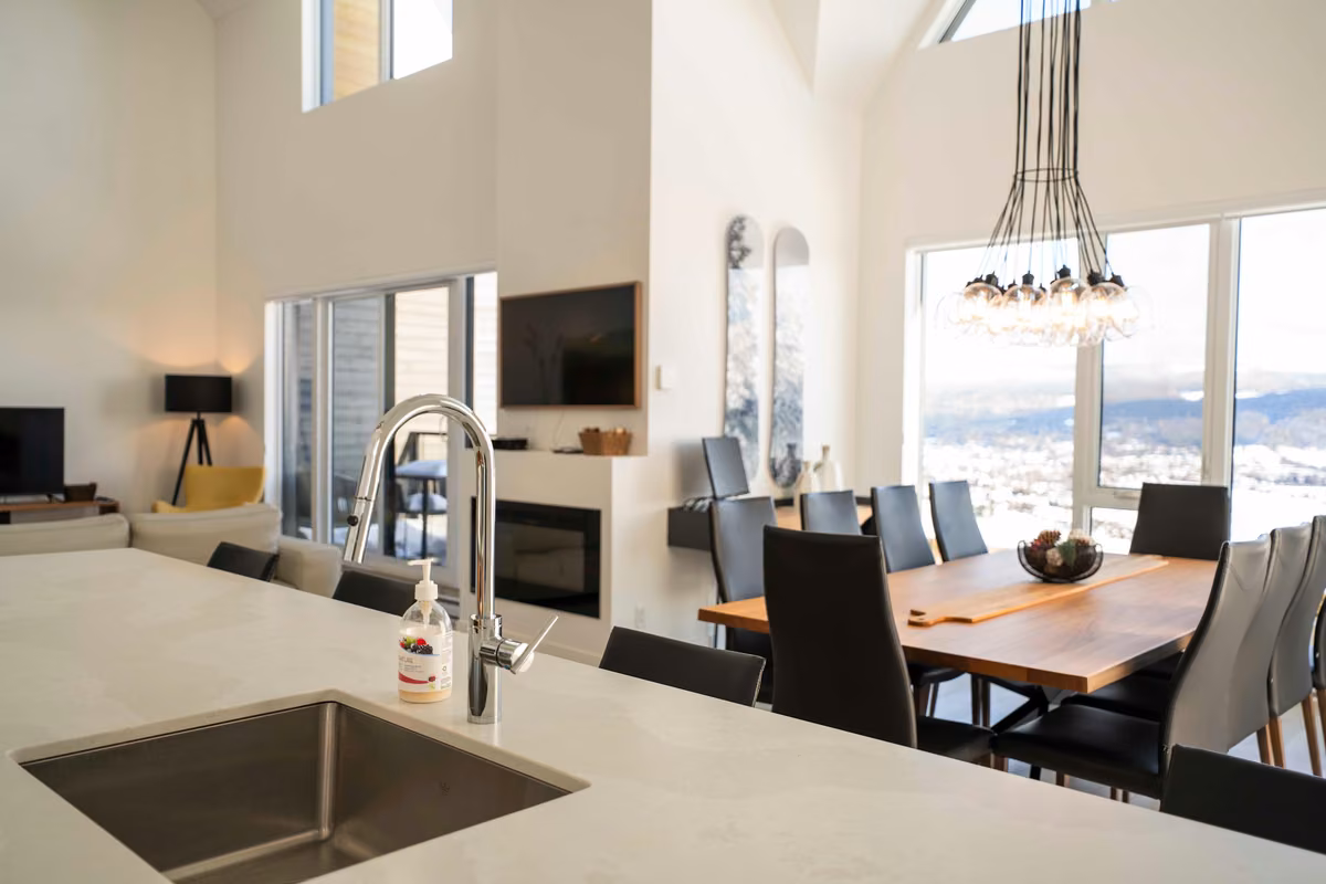Salle à manger du condo 401 à aire ouverte, Aurea Charlevoix