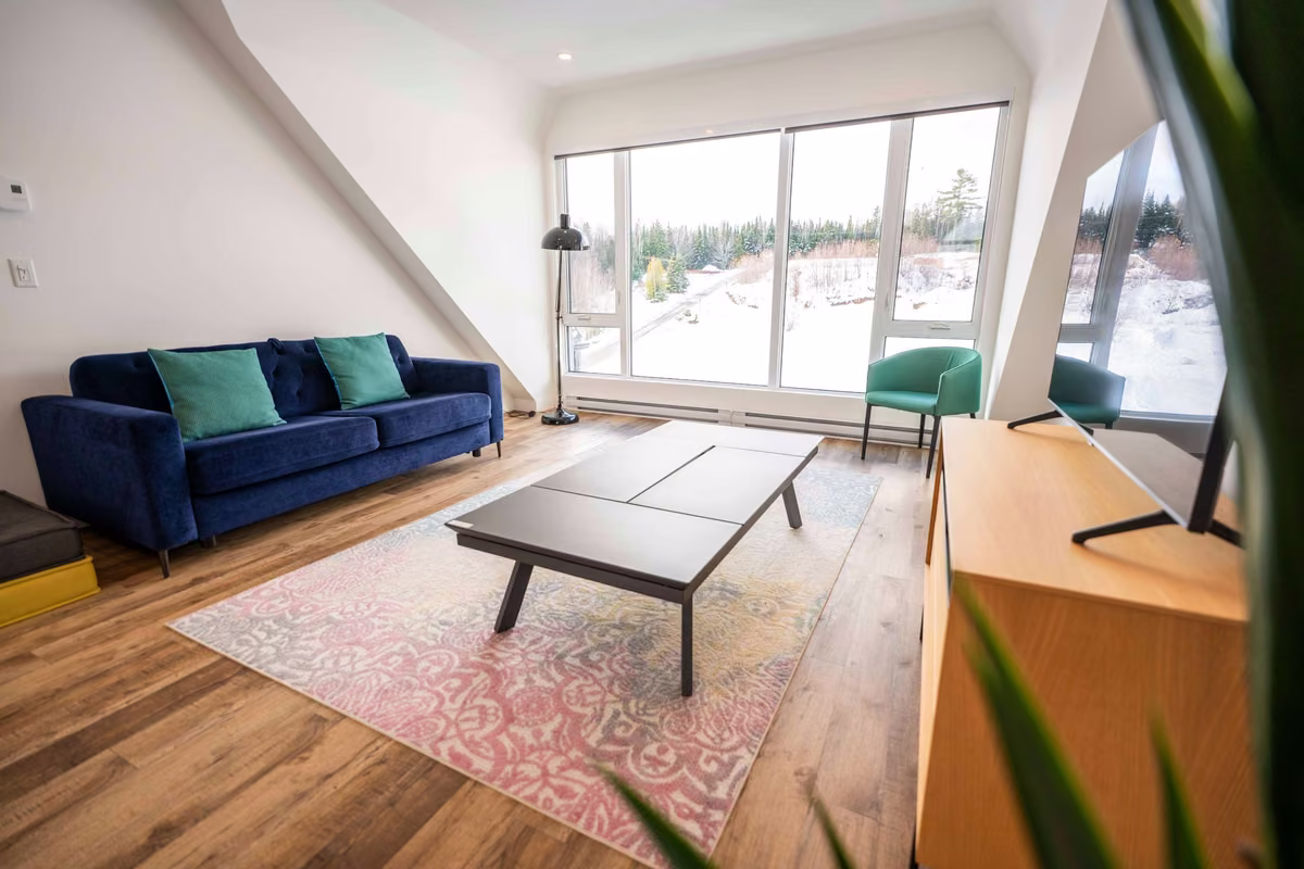Salon du condo 402 avec vue sur le fleuve Saint-Laurent, Aurea Charlevoix
