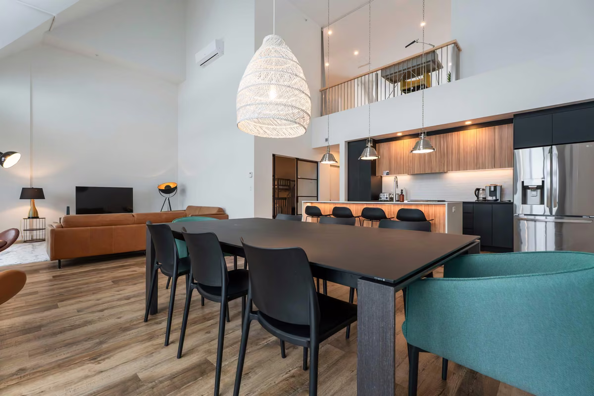 Salle à manger du condo 402 à aire ouverte, Aurea Charlevoix